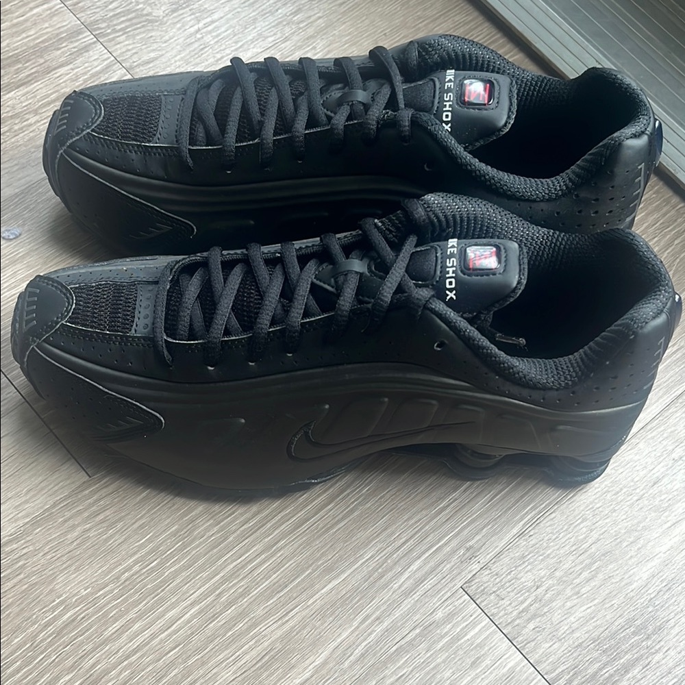 Nike Black Men's Shox Low-Top Athletic Sneakers